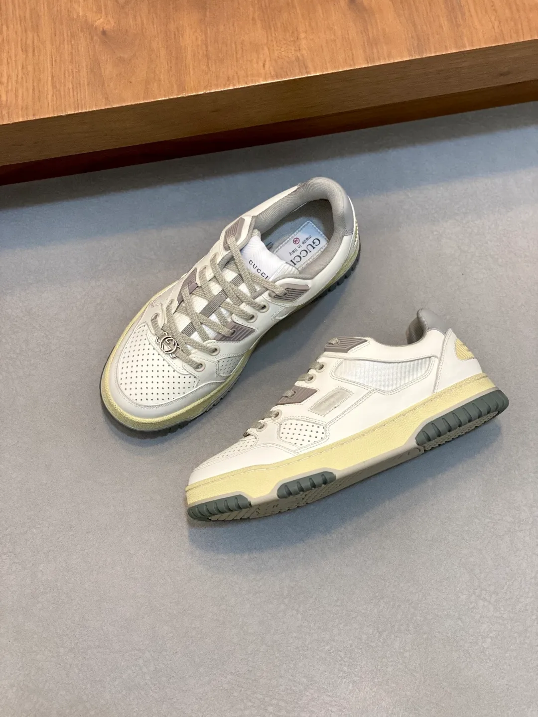Men's Shoes 💰660 𝐆𝐮𝐜𝐜𝐢 𝐑𝐞-𝐖𝐞𝐛 As the first sneaker created by Sabato De Sarno for Gucci, the Re-Web series reinterprets the brand's classic stripes and sets off the modern silhouette design with bold and unique details. These shoes are crafted from white leather. This new sneaker is ingeniously decorated with many of the brand's classic details, and is equipped with a bright red and green webbing tongue, which will make people fall in love at first sight. White leather treated with a special process for softness and luster, with an embossed grainy texture. Script Gucci logo and interlocking G web label with Interlocking G and script Gucci logo. Rubber outsole with interlocking G detail eyelets. Web tongue. Size: 39-44 (customized for sizes 38 and 45)
